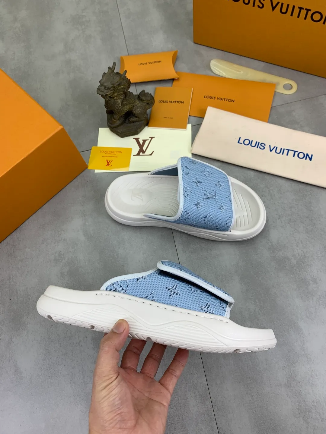 Men's shoes 💰P320💰【New style】🆘 Original quality 【LOUIS VUITTON】The popular Louis Vuitton LV men's slippers on the official website are on sale simultaneously! Original fabric imported from Italy. Original bottom provided by the original factory. Number of yards: 38-44 (customized to 45). Multiple colors to choose from. Fully packaged drawer box.